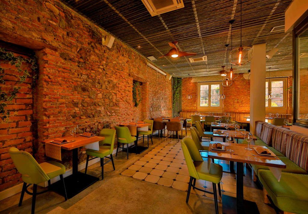 Rincón acogedor del restaurante Batik de Málaga