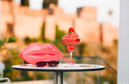 Tomando cóctel en terraza del grupo Premium frente al alcazaba de Málaga