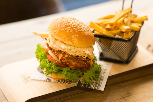 hamburguesa de pollo del menu navideño de la fabrica en malaga