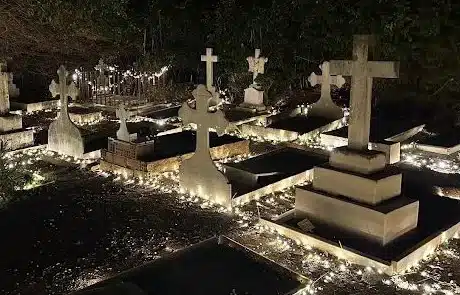 Cementerio Inglés de Málaga iluminado en Halloween