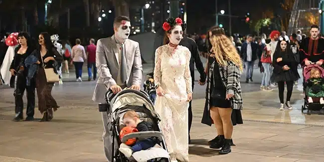Personas disfrazadas en el Miedito fest celebrado en el Muelle Uno