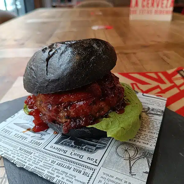 Hamburguesa con brioche negro