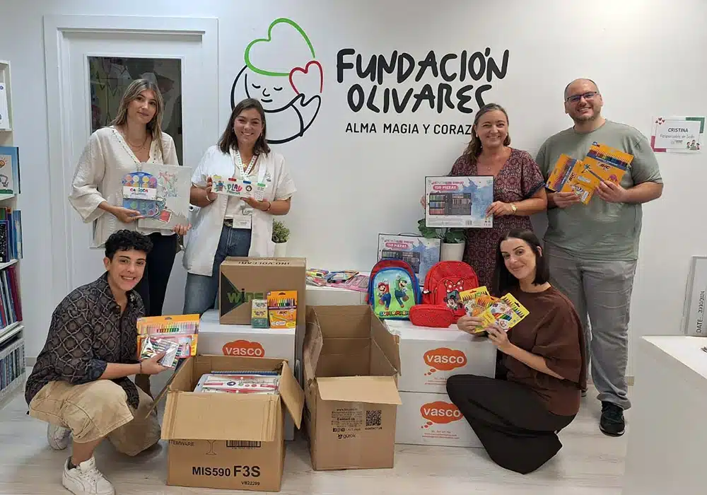 Entrega de Material escolar en Fundacion Olivares